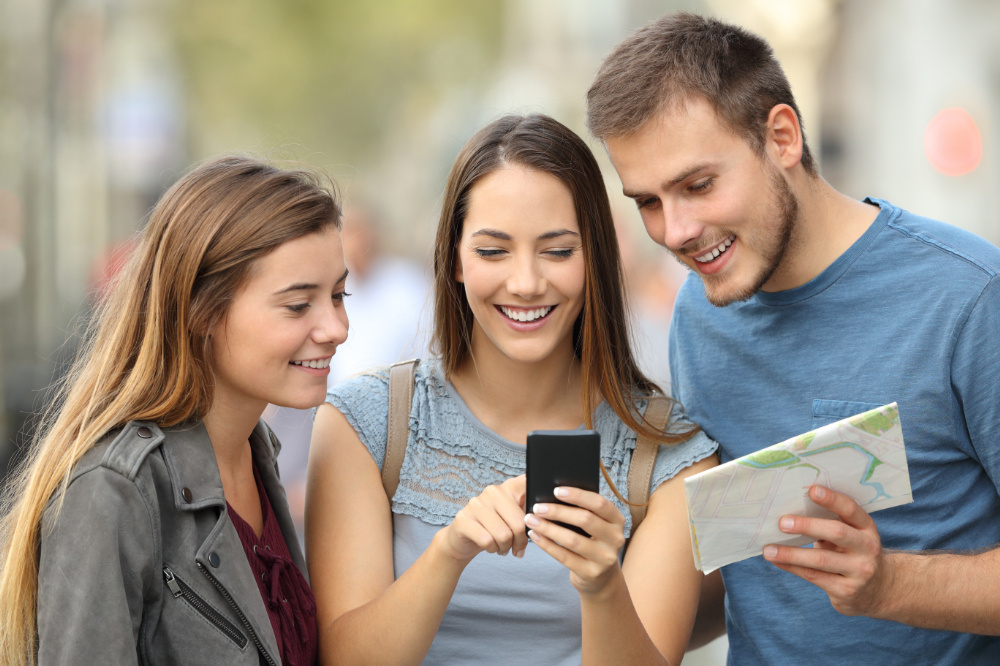 Foreign tourists traveling to Japan using smartphones