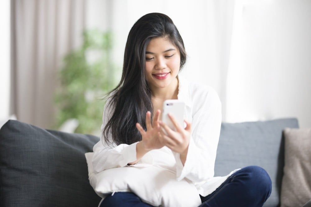 A female traveler arranging her Wi-Fi rental