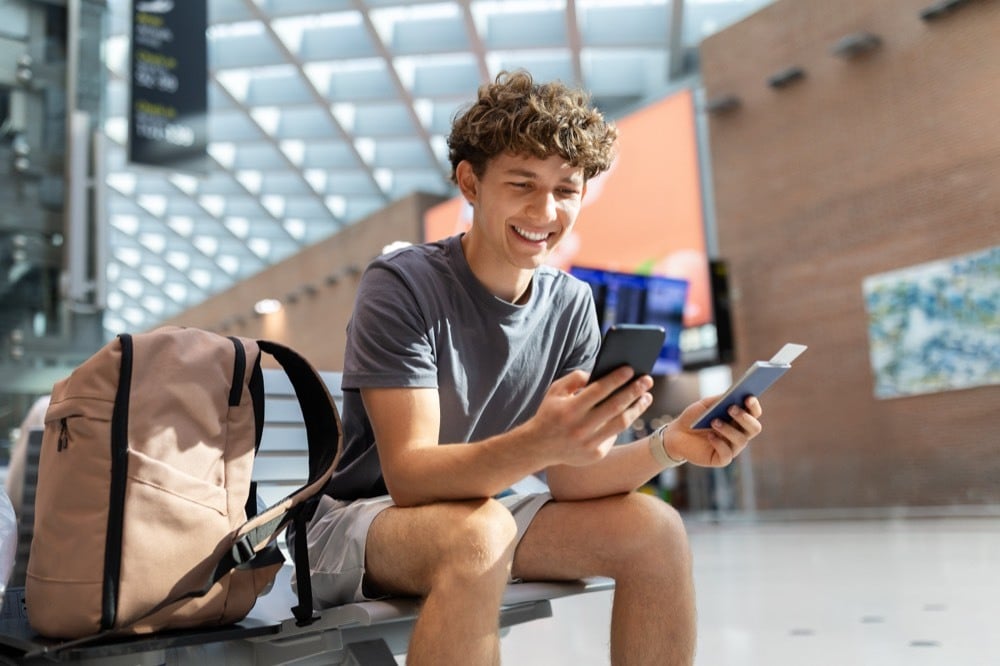 Getting online upon arrival: A tourist at the airport