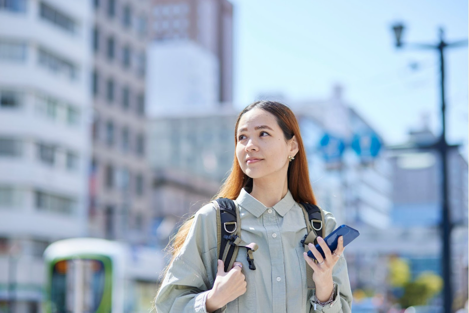 A foreign woman using a smartphone in Japan