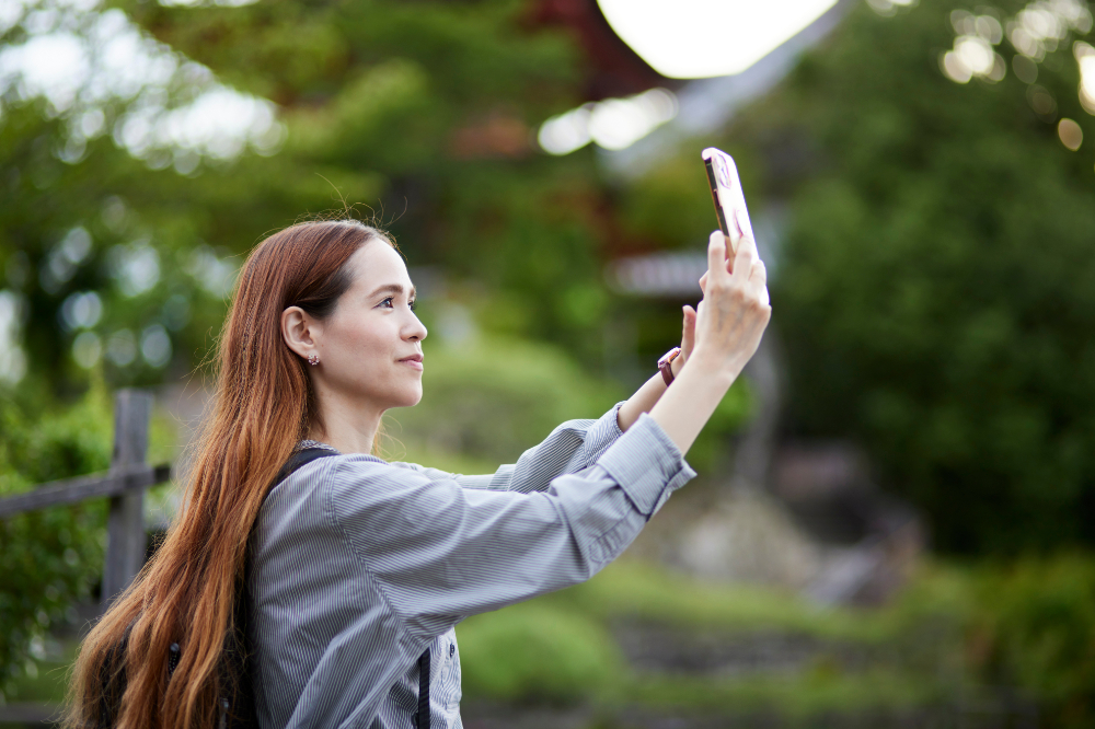 A foreign woman using a smartphone while connected to WiFi in Japan