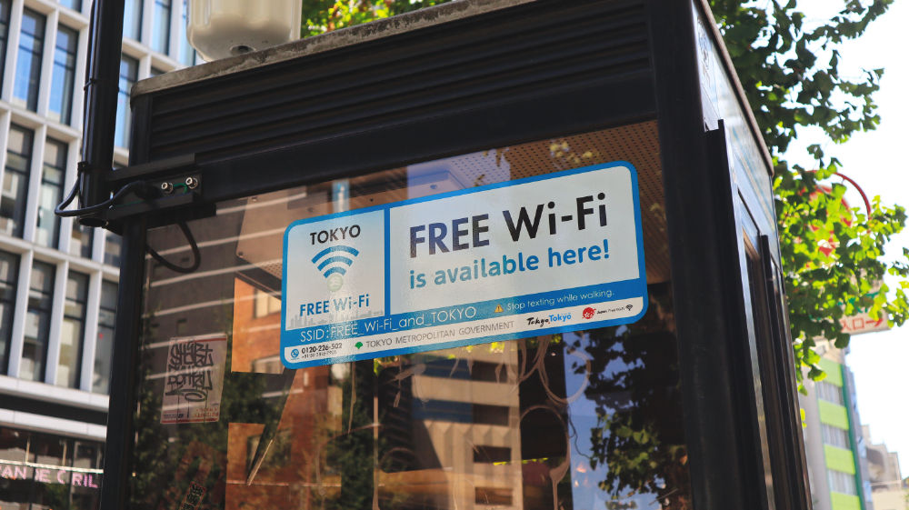 A sign indicating that free Wi-Fi is available
