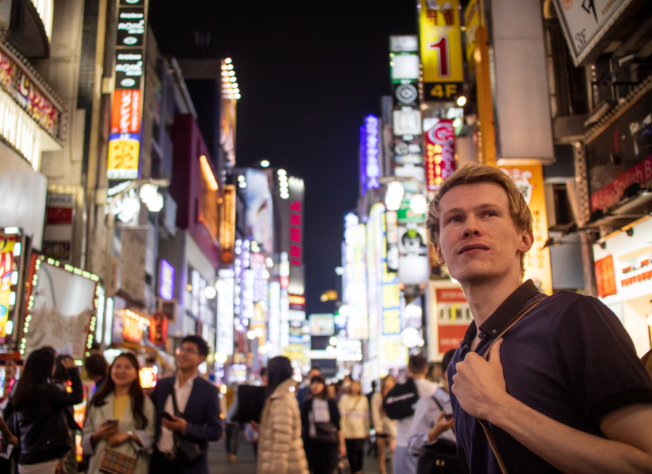 A foreign man traveling in Japan