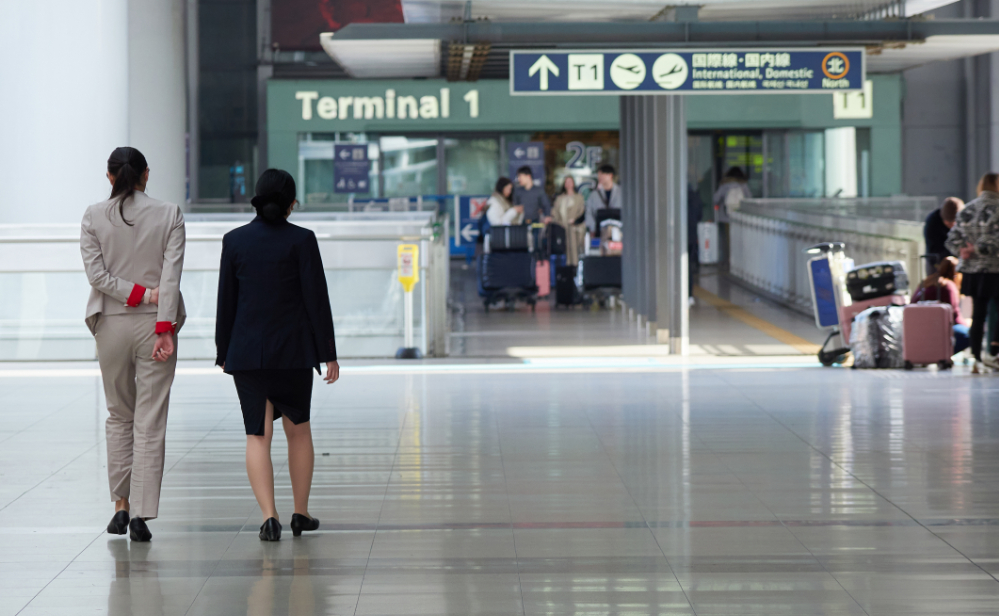 People looking for a place to rent SIM cards at the airport