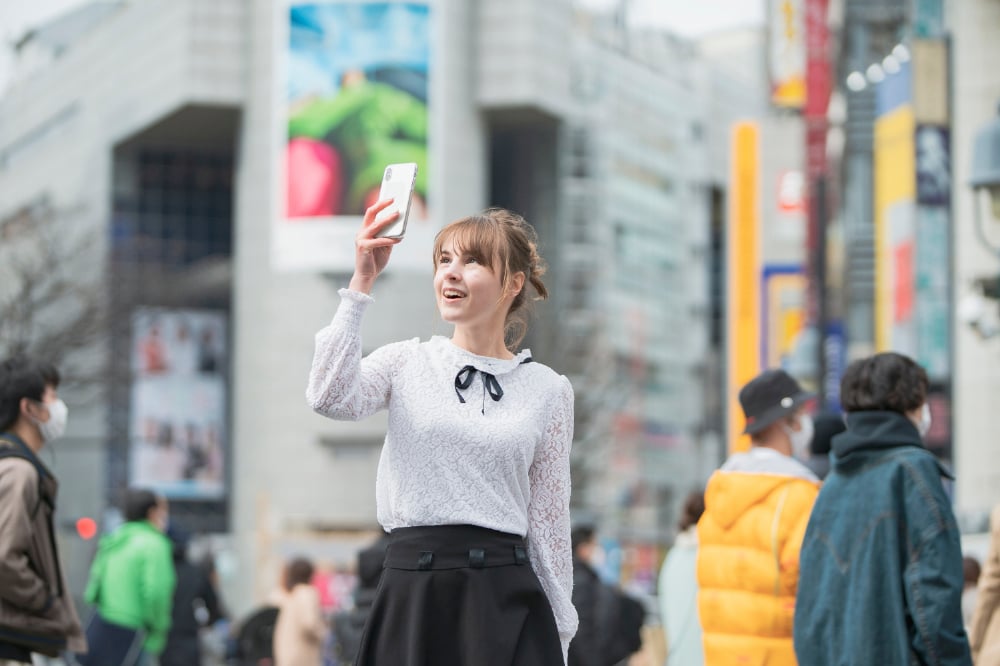 A foreign woman using a smartphone in Japan