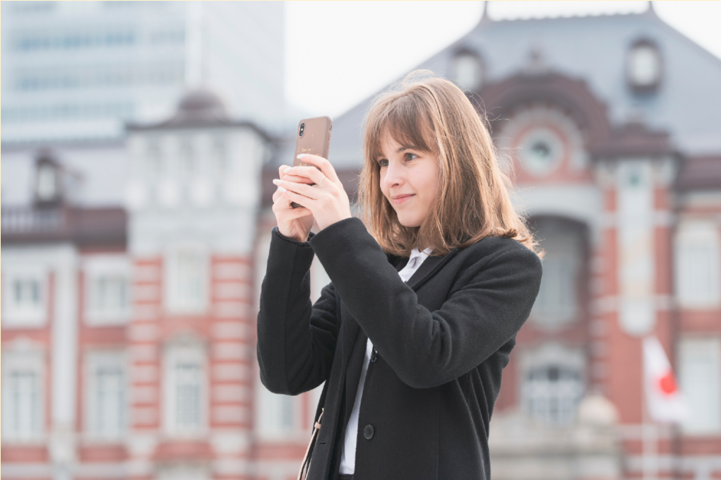 A foreign woman using her smartphone with wifi connected